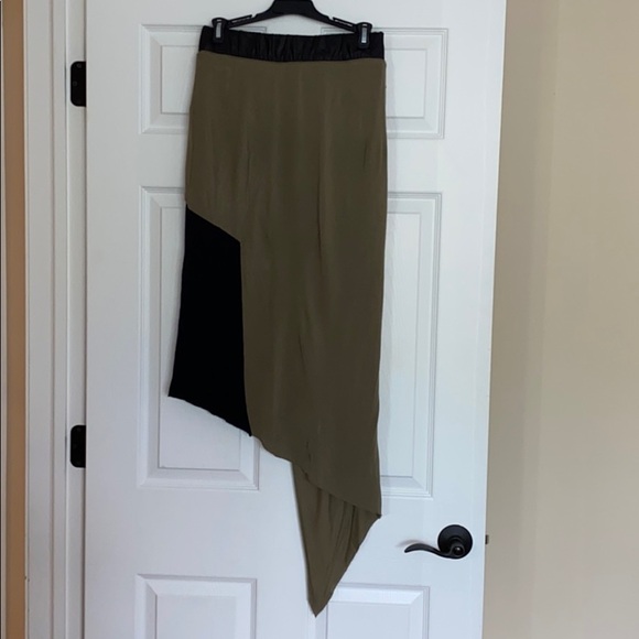 Venus fitted asymmetrical pencil skirt - Picture 2 of 8